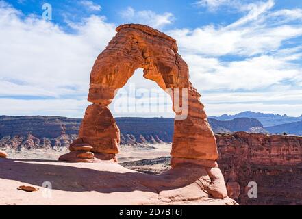 Vista panoramica del delicato Arco nel Parco Nazionale di Arches, Utah Foto Stock