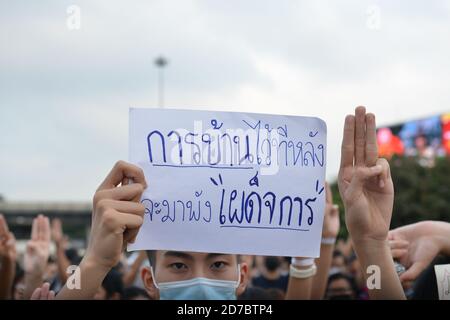 Bangkok, Thailandia. 21 ottobre 2020. I manifestanti pro-democrazia lampeggiano con tre dita una protesta anti-governativa nel Victory Monument di Bangkok, prima di spostare le masse alla Casa del governo tailandese. (Foto di Teera Noisakran/Pacific Press) Credit: Pacific Press Media Production Corp./Alamy Live News Foto Stock