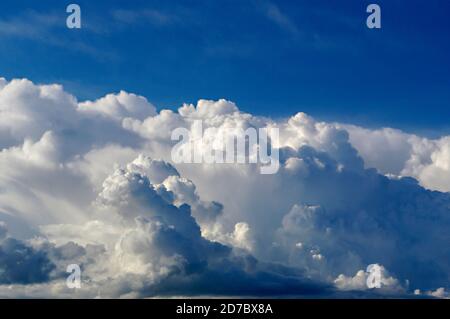 Enormi nubi di cumulonimbus in estate, che si radunano in alto sul Graves Park a Sheffield, nello Yorkshire del Sud Foto Stock