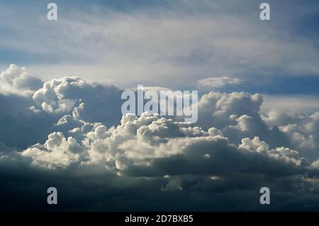 Enormi nubi di cumulonimbus in estate, che si radunano in alto sul Graves Park a Sheffield, nello Yorkshire del Sud Foto Stock