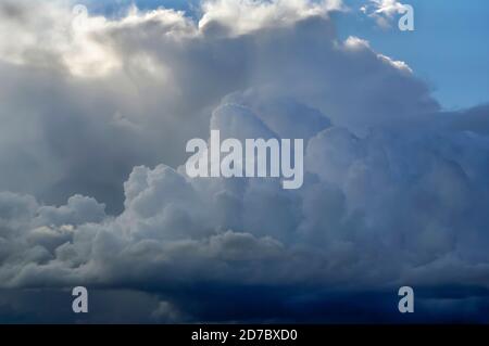 Enormi nubi di cumulonimbus in estate, che si radunano in alto sul Graves Park a Sheffield, nello Yorkshire del Sud Foto Stock