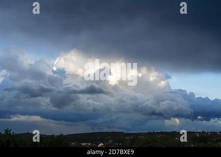 Enormi nubi di cumulonimbus in estate, che si radunano in alto su Sheffield, South Yorkshire Foto Stock