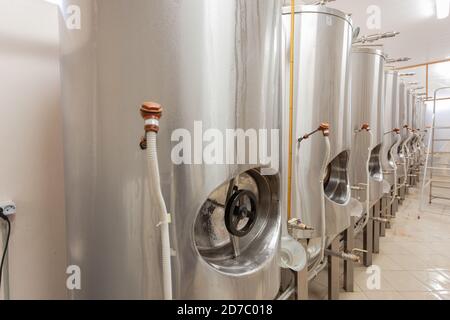 Fabbrica di birra, serbatoi di birra sono coperti Foto Stock