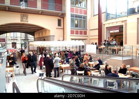 Torino, Piemonte/Italia-01/26/2007- l'apertura del mercato Eataly a Torino, la prima sede di centri commerciali di qualità alimentare italiana. Foto Stock