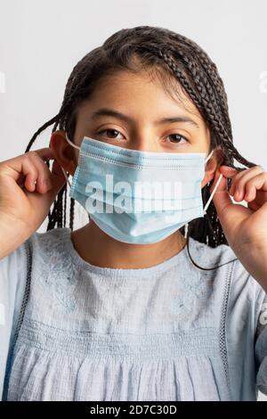 Ragazza con una maschera facciale Foto Stock