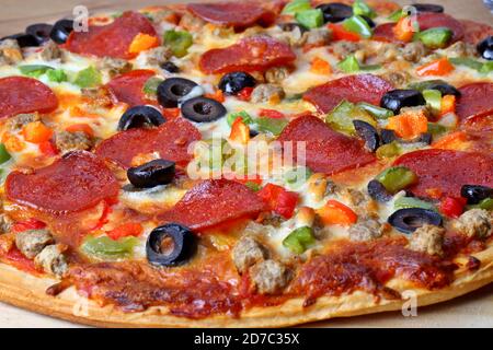 Deliziosa pizza con salumi e verdure Foto Stock