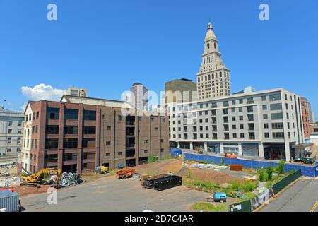 Hartford, il moderno skyline della città, che comprende la Travelers Tower e il Wadsworth Atheneum Museum of Art nel centro di Hartford, Connecticut, Stati Uniti. Foto Stock