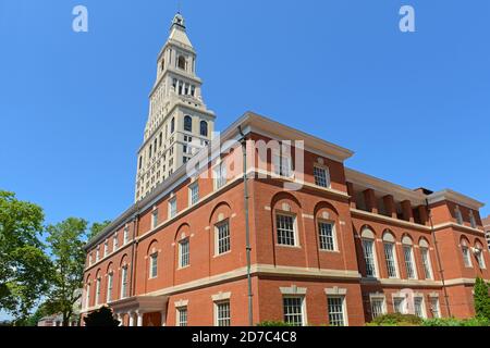 Hartford, il moderno skyline della città, che comprende la Travelers Tower e il Wadsworth Atheneum Museum of Art nel centro di Hartford, Connecticut, Stati Uniti. Foto Stock