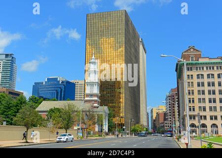 Hartford moderno skyline della città, tra cui First Church of Christ e Gold Building sulla Main Street nel centro di Hartford, Connecticut, Stati Uniti. Foto Stock