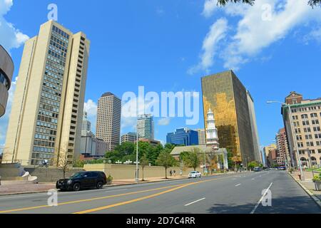 Hartford moderno skyline della città, tra cui First Church of Christ e Gold Building sulla Main Street nel centro di Hartford, Connecticut, Stati Uniti. Foto Stock