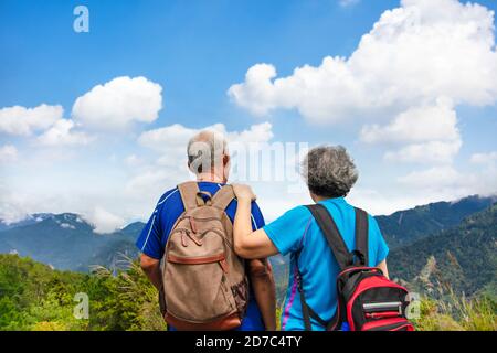 Vista posteriore Coppia Senior escursioni sulla montagna Foto Stock