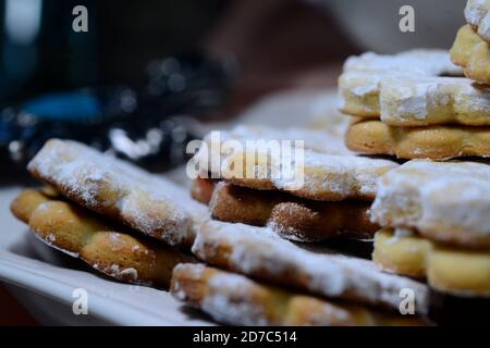 Biscotti di noce con zucchero a velo e marmellata Foto Stock