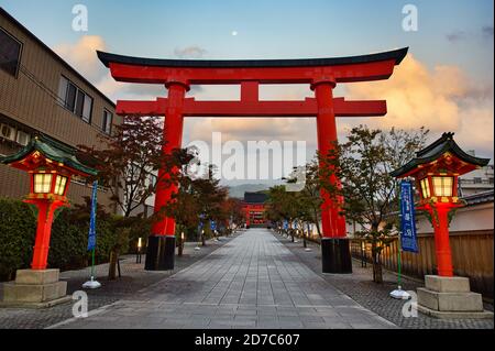 Kyoto/Giappone - 2016 Nov 22 : Grande Torii rosso e' l'entrata al Santuario di Fushimi Inari. All'alba, il cielo crepuscolo è bellissimo. Questo è un tour molto popolare Foto Stock