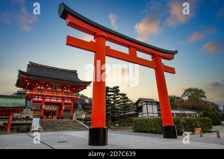 Kyoto/Giappone - 2016 Nov 22 : Grande Torii rosso e' l'entrata al Santuario di Fushimi Inari. Al crepuscolo, il cielo al crepuscolo è bellissimo. Questo è un tour molto popolare Foto Stock