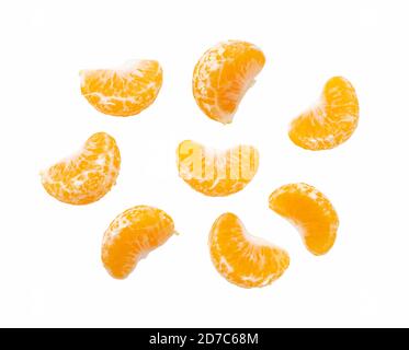 Arance di primo mandarino giapponesi sbucciate su sfondo bianco Foto Stock