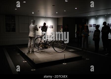 Nagoya / Giappone novembre 26 2019 : i turisti stanno guardando biciclette di progettazione di motori e di ingegneria nel Memorial Museum of Industry and Technology. Toyota è Foto Stock