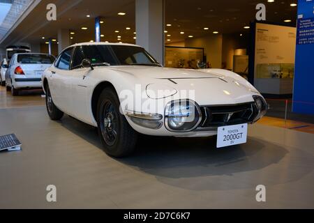 Nagoya / Giappone Nov 26 2019 : vettura sportiva classica modello 2000GT parcheggiata nella sala del Memorial Museum of Industry and Technology. Toyota è un popula Foto Stock