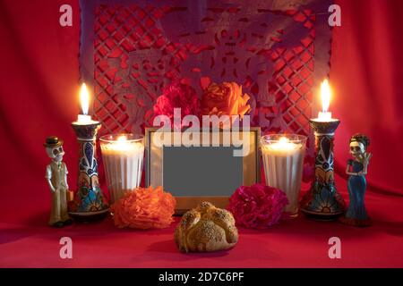 Giorno dei morti offerta dal Messico centrale con papel picado, vellore, fotografia, fiori e pane dei morti Foto Stock
