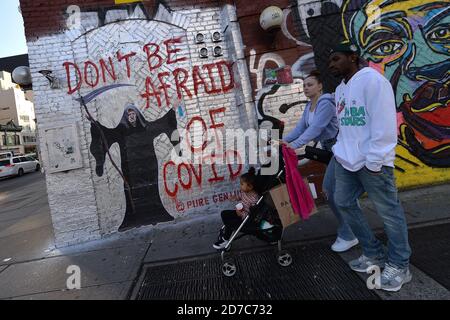 New York City, Stati Uniti. 21 Ott 2020. La gente passa davanti a un murale su Houston Street che raffigura il presidente degli Stati Uniti Donald Trump come il triste reaper come i casi COVID-19 continuano ad aumentare negli Stati Uniti, New York, NY, 21 ottobre 2020. Il murale è stato dipinto da un artista che prende il nome di "Genius reale", le parole "non avere paura di Covid" sono state pronunciate dal presidente Trump durante la ripresa dal COVID-19. (Anthony Behar/Sipa USA) Credit: Sipa USA/Alamy Live News Foto Stock