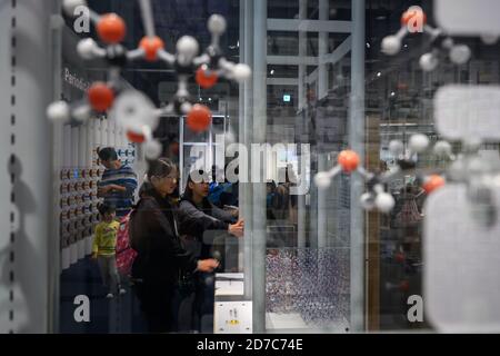 Nagoya / Giappone - Novembre 27 2019 : la vetrina per la scienza nel Nagoya City Science Museum è una destinazione turistica molto apprezzata. Foto Stock