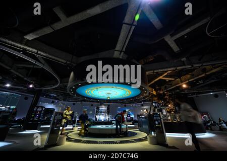 Nagoya / Giappone - Novembre 27 2019 : studenti e turisti si trovano nella sala espositiva di astrologia del Nagoya City Science Museum. Si tratta di un popolare turista Foto Stock