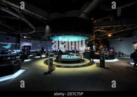 Nagoya / Giappone - Novembre 27 2019 : studenti e turisti si trovano nella sala espositiva di astrologia del Nagoya City Science Museum. Si tratta di un popolare turista Foto Stock