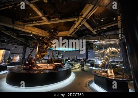 Nagoya / Giappone - Novembre 27 2019 : studenti e turisti si trovano nella sala espositiva di astrologia del Nagoya City Science Museum. Si tratta di un popolare turista Foto Stock