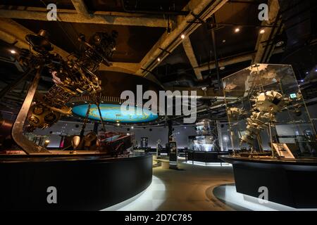 Nagoya / Giappone - Novembre 27 2019 : studenti e turisti si trovano nella sala espositiva di astrologia del Nagoya City Science Museum. Si tratta di un popolare turista Foto Stock
