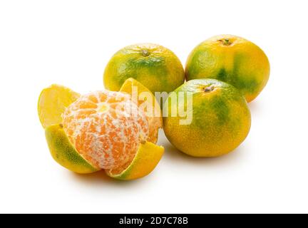 Arance di primo mandarino giapponesi sbucciate su sfondo bianco Foto Stock