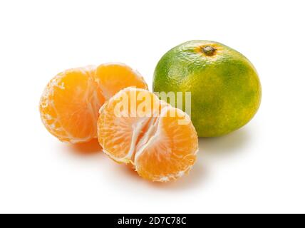 Arance di primo mandarino giapponesi sbucciate su sfondo bianco Foto Stock
