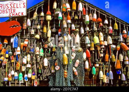 Ogunquit, Maine - Lobster Shack con parete riempita di rete bouyes Foto Stock