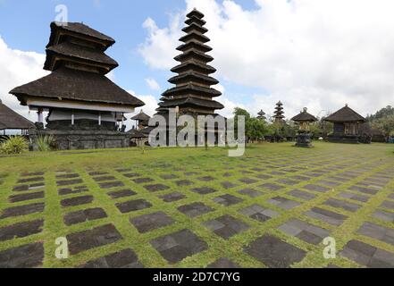 Indonesia. 1 luglio 2015. Il tempio di Besakih o pura Besakih, il tempio madre del tempio indù, si trova sulle pendici del monte Agung nella parte orientale dell'isola di Bali in Indonesia, il 1 luglio 2015. Credit: Yuriko Nakao/AFLO/Alamy Live News Foto Stock