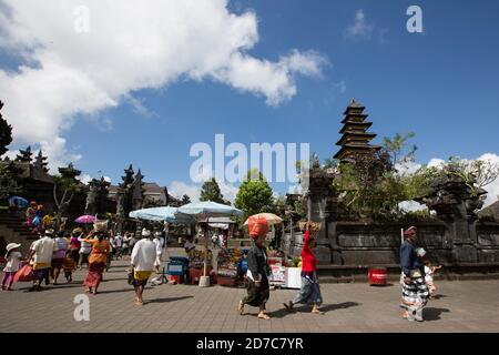 Indonesia. 1 luglio 2015. Adoratori e turisti visitano il Tempio di Besakih o pura Besakih, il tempio madre per il tempio indù, che si erge sulle pendici del Monte Agung nella parte orientale dell'isola di Bali in Indonesia, il 1 luglio 2015. Credit: Yuriko Nakao/AFLO/Alamy Live News Foto Stock