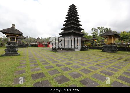 Indonesia. 1 luglio 2015. Il tempio di Besakih o pura Besakih, il tempio madre del tempio indù, si trova sulle pendici del monte Agung nella parte orientale dell'isola di Bali in Indonesia, il 1 luglio 2015. Credit: Yuriko Nakao/AFLO/Alamy Live News Foto Stock