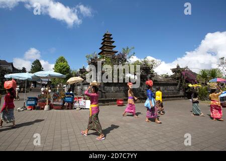 Indonesia. 1 luglio 2015. Adoratori e turisti visitano il Tempio di Besakih o pura Besakih, il tempio madre per il tempio indù, che si erge sulle pendici del Monte Agung nella parte orientale dell'isola di Bali in Indonesia, il 1 luglio 2015. Credit: Yuriko Nakao/AFLO/Alamy Live News Foto Stock