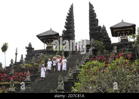 Indonesia. 1 luglio 2015. Gli adoratori visitano il tempio di Besakih o pura Besakih, il tempio madre del tempio indù, sulle pendici del monte Agung nella parte orientale dell'isola di Bali in Indonesia, il 1 luglio 2015. Credit: Yuriko Nakao/AFLO/Alamy Live News Foto Stock