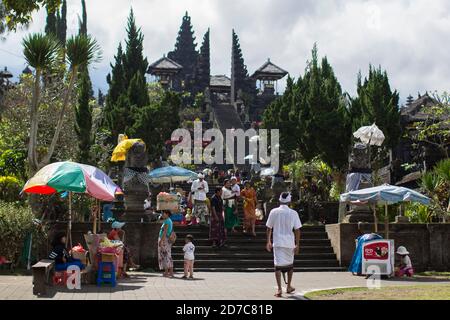 Indonesia. 1 luglio 2015. Adoratori e turisti visitano il Tempio di Besakih o pura Besakih, il tempio madre per il tempio indù, che si erge sulle pendici del Monte Agung nella parte orientale dell'isola di Bali in Indonesia, il 1 luglio 2015. Credit: Yuriko Nakao/AFLO/Alamy Live News Foto Stock