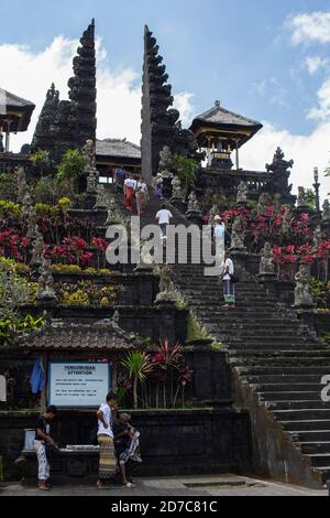 Indonesia. 1 luglio 2015. Adoratori e turisti visitano il Tempio di Besakih o pura Besakih, il tempio madre per il tempio indù, che si erge sulle pendici del Monte Agung nella parte orientale dell'isola di Bali in Indonesia, il 1 luglio 2015. Credit: Yuriko Nakao/AFLO/Alamy Live News Foto Stock