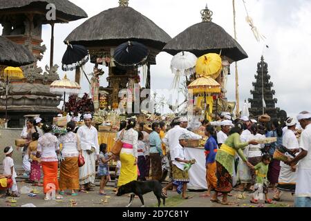 Indonesia. 1 luglio 2015. Gli adoratori visitano il tempio di Besakih o pura Besakih, il tempio madre del tempio indù, sulle pendici del monte Agung nella parte orientale dell'isola di Bali in Indonesia, il 1 luglio 2015. Credit: Yuriko Nakao/AFLO/Alamy Live News Foto Stock