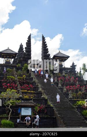 Indonesia. 1 luglio 2015. Adoratori e turisti visitano il Tempio di Besakih o pura Besakih, il tempio madre per il tempio indù, che si erge sulle pendici del Monte Agung nella parte orientale dell'isola di Bali in Indonesia, il 1 luglio 2015. Credit: Yuriko Nakao/AFLO/Alamy Live News Foto Stock