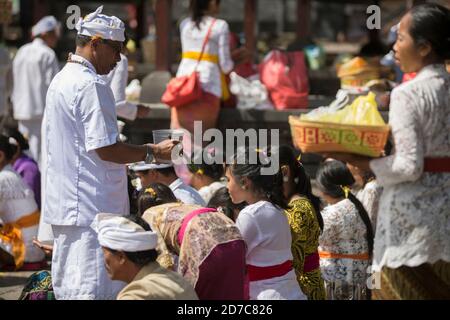 Indonesia. 1 luglio 2015. I fedeli assistono ad una cerimonia religiosa indù al tempio Besakih o pura Besakih, il tempio madre del tempio indù, che si trova sulle pendici del monte Agung sull'isola di Bali in Indonesia, il 1° luglio 2015. Credit: Yuriko Nakao/AFLO/Alamy Live News Foto Stock