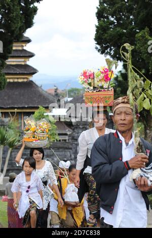 Indonesia. 1 luglio 2015. Gli adoratori visitano il tempio di Besakih o pura Besakih, il tempio madre del tempio indù, sulle pendici del monte Agung nella parte orientale dell'isola di Bali in Indonesia, il 1 luglio 2015. Credit: Yuriko Nakao/AFLO/Alamy Live News Foto Stock