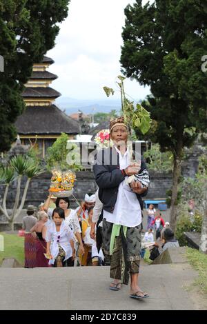 Indonesia. 1 luglio 2015. Gli adoratori visitano il tempio di Besakih o pura Besakih, il tempio madre del tempio indù, sulle pendici del monte Agung nella parte orientale dell'isola di Bali in Indonesia, il 1 luglio 2015. Credit: Yuriko Nakao/AFLO/Alamy Live News Foto Stock