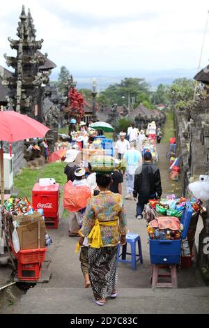 Indonesia. 1 luglio 2015. Gli adoratori visitano il tempio di Besakih o pura Besakih, il tempio madre del tempio indù, sulle pendici del monte Agung nella parte orientale dell'isola di Bali in Indonesia, il 1 luglio 2015. Credit: Yuriko Nakao/AFLO/Alamy Live News Foto Stock