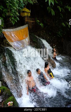 Indonesia. 2 luglio 2015. I devoti indù balinesi bagnano le cascate durante il rituale di 'Melukat', creduto di purificare il corpo e l'anima, in una giornata di luna piena alla cascata Santa di Sebatsu a Gianyar, sull'isola resort di Bali in Indonesia, il 2 luglio 2015. Credit: Yuriko Nakao/AFLO/Alamy Live News Foto Stock