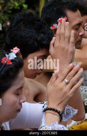 Indonesia. 2 luglio 2015. I devoti indù balinesi offrono preghiere come parte di un rituale 'Melukat', creduto per purificare il corpo e l'anima, in una giornata di luna piena alla cascata Santa di Sebatsu a Gianyar, sull'isola resort di Bali in Indonesia, il 2 luglio 2015. Credit: Yuriko Nakao/AFLO/Alamy Live News Foto Stock