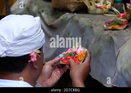 Indonesia. 2 luglio 2015. I devoti indù balinesi hanno un'offerta durante un rituale 'Melukat', creduto di purificare il corpo e l'anima, in una giornata di luna piena alla cascata Santa di Sebatsu a Gianyar, sull'isola resort di Bali in Indonesia, il 2 luglio 2015. Credit: Yuriko Nakao/AFLO/Alamy Live News Foto Stock