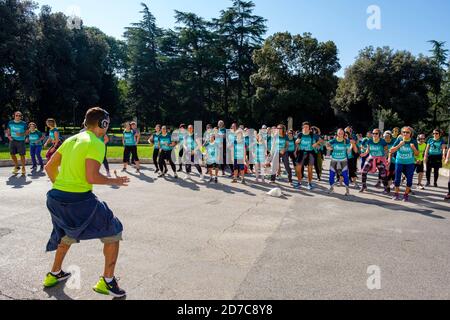 Attività di gruppo all'aperto, gruppi di persone che si allenano all'aperto al Parco di Villa Borghese, al parco cittadino, Roma, Italia Foto Stock