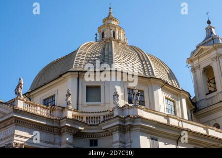 Tetto e cupola della Chiesa Cattolica di Santa Maria a Montesanto, Piazza del Popolo, Roma, Italia Foto Stock