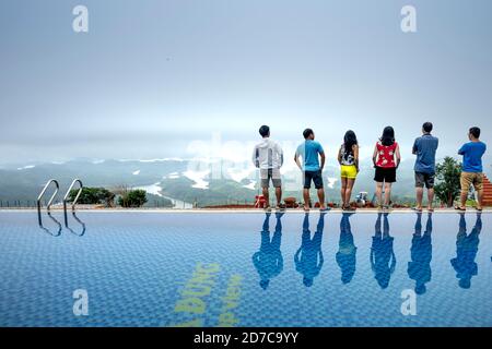 Gia Nghia Town, Provincia di Dak Nong, Vietnam-5 settembre 2020: Un gruppo di giovani giocano eccitatamente in una piscina in un resort nella città di Gia Nghia, Dak Nong Foto Stock